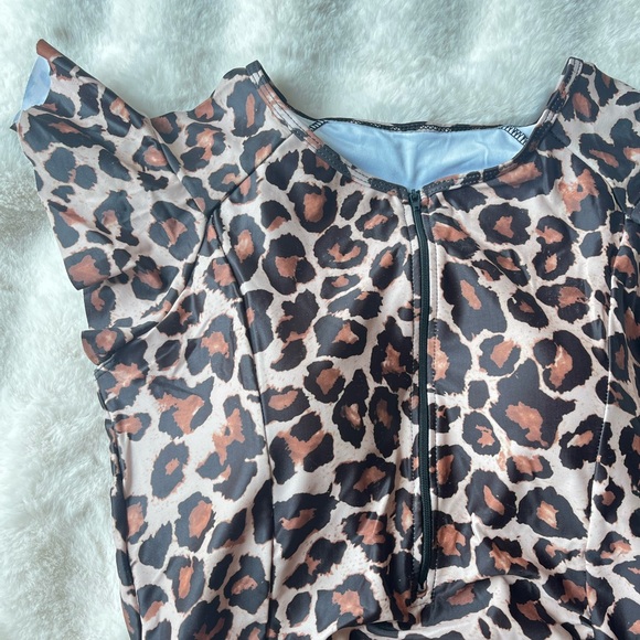 NWOT Flutter Sleeve Zipper Swimsuit - Picture 4 of 4
